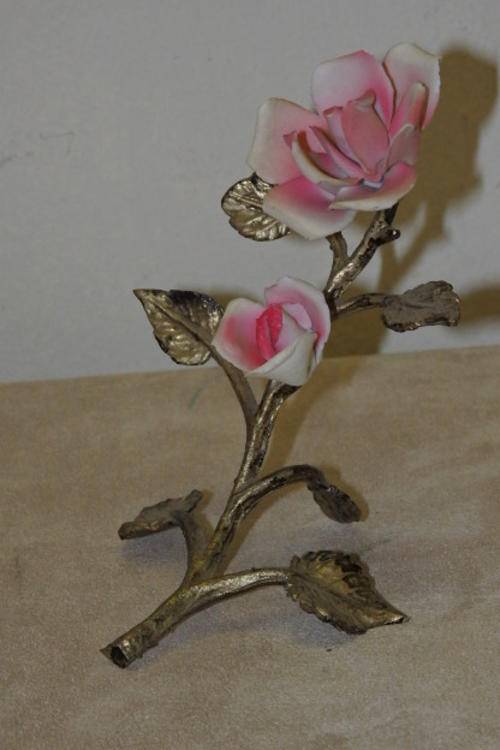 AN EXQUISITE HANDMADE VINTAGE CAPODIMONTE PORCELAIN STEM OF PINK ROSES ON A BRASS STEM
