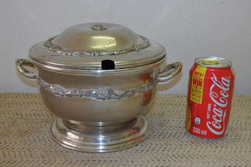 AN EXQUISITE VINTAGE SILVER PLATED LIDDED TUREEN WITH AWESOME DETAILING