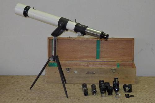 AN AWESOME H.O.C. OF JAPAN MODEL 3044 TELESCOPE WITH VARIOUS LENSES IN A CUSTOM MADE STORAGE BOX