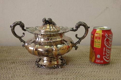 A MAGNIFICENT VINTAGE/ ANTIQUE? SILVER PLATED LARGE ORNATE SUGAR BOWL WITH INCREDIBLE DETAILING