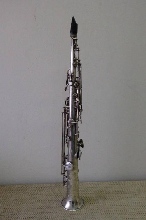 A MAGNIFICENT RARE ANTIQUE HAWKES & SONS "20th CENTURY" STRAIGHT SOPRANO SAXOPHONE