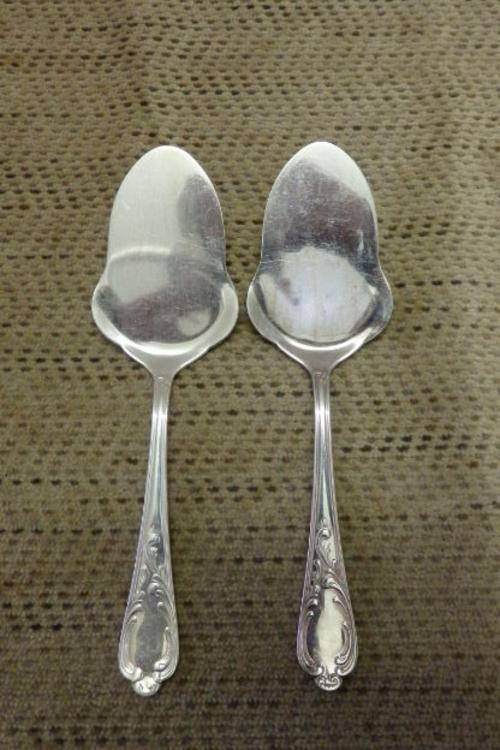 TWO STUNNING "EETRITE" VIENNA SERIES SILVER PLATED (A1) CAKE LIFTERS