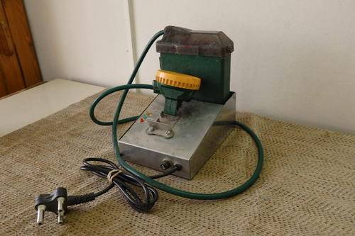 A FANTASTIC VINTAGE "WILLARD BATTERIES" MINERS LAMP PACK FOR HARD HATS WITH 220v CHARGER