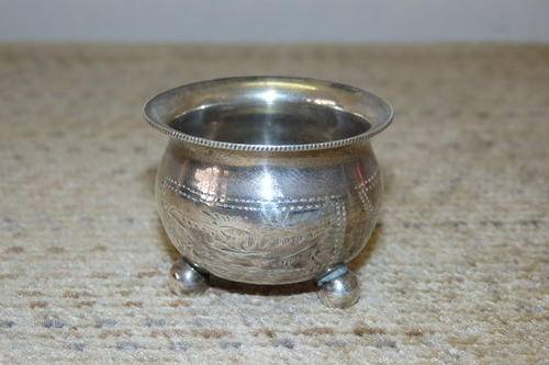 AN INCREDIBLE ANTIQUE HALLMARKED RUSSIAN SILVER THREE LEGGED POT WITH HAND ENGRAVED DETAILING