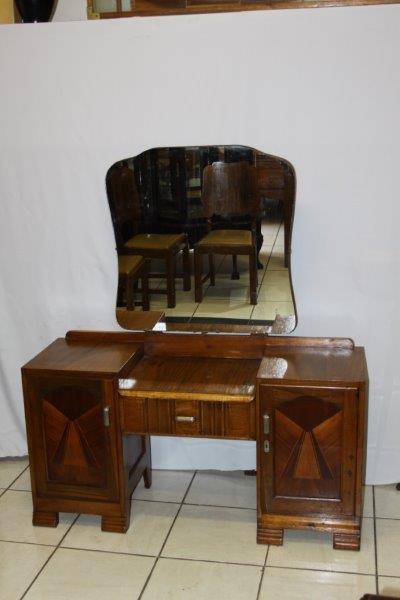 AN EXCEPTIONAL WOOD-INLAY DRESSING TABLE c/w A LARGE MIRROR IN EXCELLENT CONDITION!!! STUNNING!!!!!!