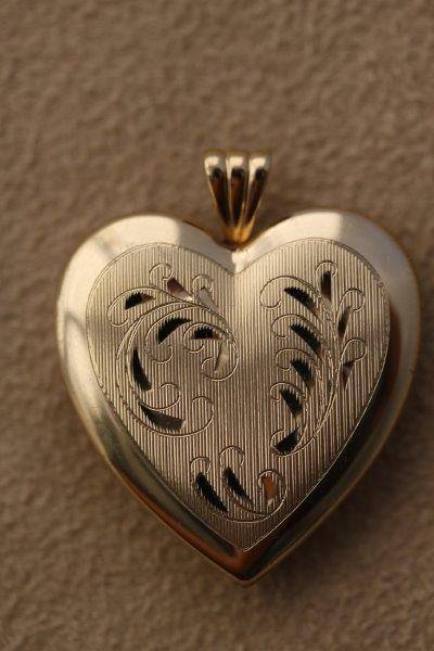 STUNNING 14ct GOLD PLATE HEART LOCKET cw SPACE FOR 2 PHOTOS IN GREAT CONDITION! AWESOME JEWELLERY!!!