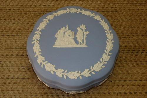 A MAGNIFICENT WEDGWOOD OF ENGLAND "BLUE JASPER" LIDDED TRINKET BOWL IN FANTASTIC CONDITION