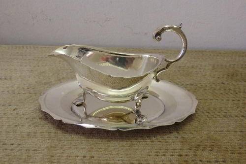 AN AWESOME VINTAGE EMESS FOOTED EPNS SILVER PLATED "PLATED" GRAVY BOAT WITH AN UNUSUAL HANDLE