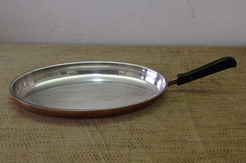 AN AWESOME LARGE OVAL COPPER AND STEEL FISH SKILLET WITH A MOULDED HANDLE AND BRASS JOIN PLATE