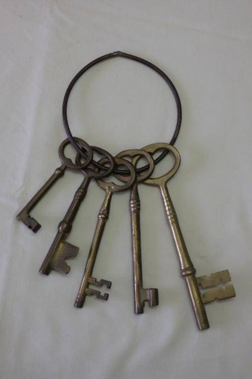 A SPECTACULAR SET OF FIVE VINTAGE/ ANTIQUE? BRASS KEYS ON A "JAILER'S" RING
