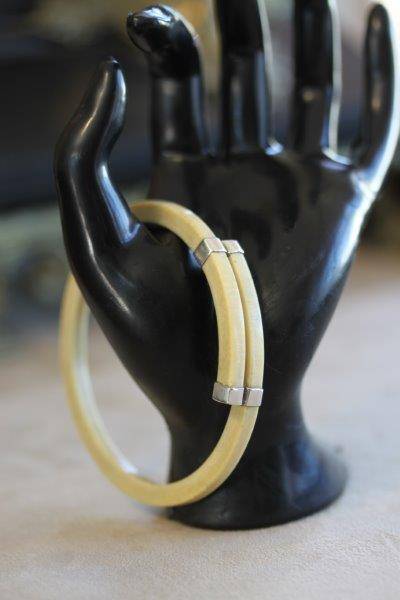 AN EXQUISITE YET SIMPLE LADIES STERLING SILVER & IVORY BANGLE!!! A STUNNING PIECE OF JEWELLERY!!!