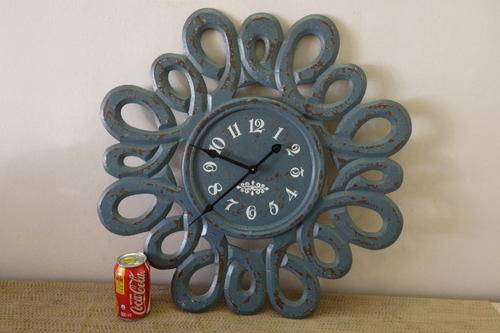 A FANTASTIC LARGE MOLDED WOODEN QUARTZ CLOCK WITH A "TWIRLED" DESIGN WITH A VINTAGE LOOK DETAILING