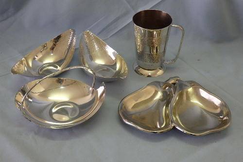 AN AWESOME COLLECTION OF SILVER PLATED PIECES INCLUDING A TANKARD, SERVING BOWLS AND MORE