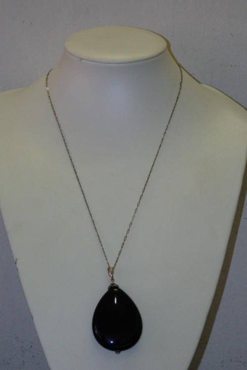 A MAGNIFICENT LARGE BLACK OBSIDIAN? PENDANT ON A BEAUTIFUL STERLING SILVER CHAIN