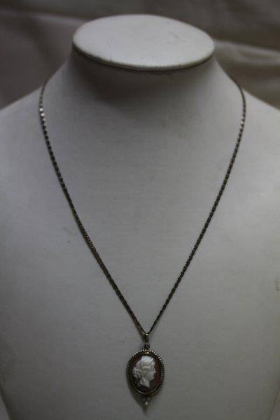 AN EXQUISITE GENUINE ANTIQUE CAMEO REAL PEARL PENDANT & CHAIN WITH MAGNIFICENT DETAIL IN A GIFT BOX!