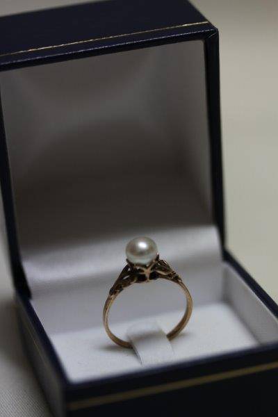 A MAGNIFICENT HALLMARKED 9ct GOLD ANTIQUE PEARL RING c/w EXCEPTIONAL DETAIL & A STUNNING RING BOX!!!