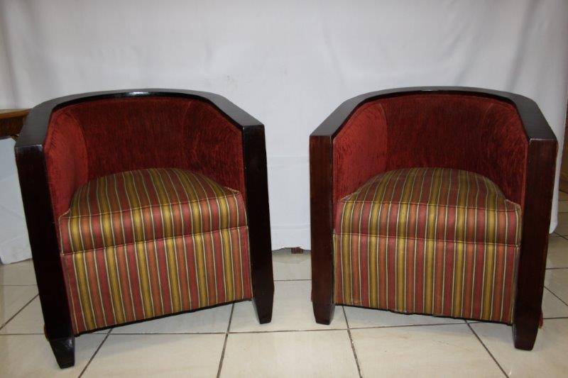 STUNNING MODERN BURGANDY TUB CHAIRS IN GREAT CONDITION FOR THE AGE! VERY VERY COMFORTABLE! bid/chair