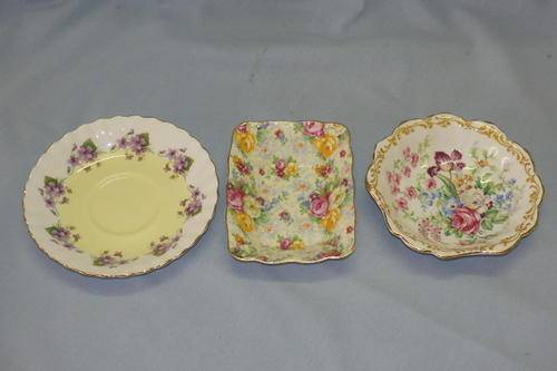 THREE MAGNIFICENT COLLECTABLE ROYAL ALBERT PLATES INCLUDING A VERY RARE 1935 NOSEGAY PATTERN PLATE