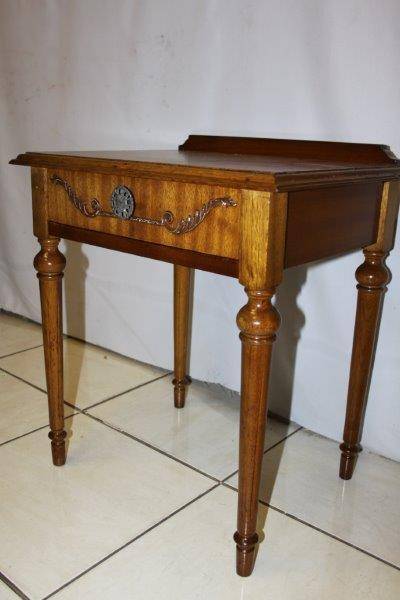 A STUNNING DETAILED VINTAGE SIDE-TABLE PEDASTAL WITH DRAW IN GOOD CONDITION!!!