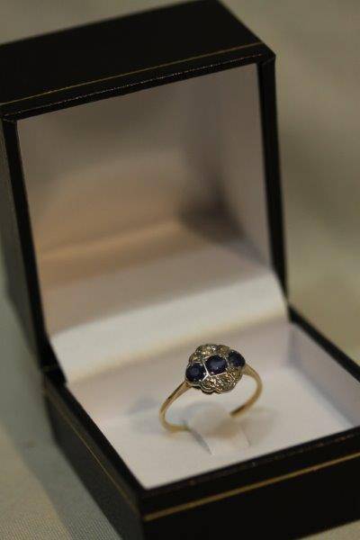 A SPECTACULAR SOLID 18ct GOLD RING WITH 6 DIAMONDS & 3 SAPPHIRES & IN A NICE RING BOX! WOW!!!
