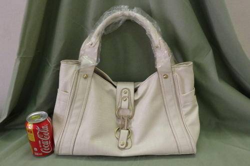 A STUNNING LARGE CREAM COLOURED "CROCODILE SKIN PRINT" ANNIE LADIES HANDBAG WITH A SATIN LINING