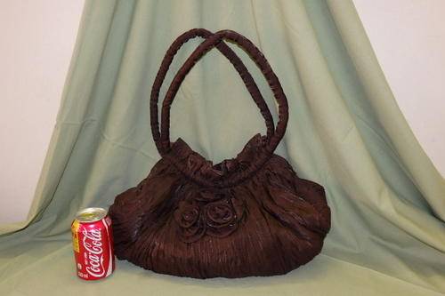 A GORGEOUS COPPER/ BURGUNDY COLOURED FABRIC LADIES HANDBAG WITH HAND MADE ROSES AND A QUILTED LINING