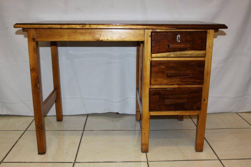 AN EXQUISITE VINTAGE SOLID KIAAT (AFRICAN WILD TEAK) DESK WITH 3 DRAWS - STUNNING FURNITURE!!!