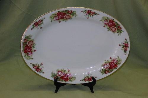 A FABULOUS ROYAL CHINA PORCELAIN OVAL FOOD PLATTER IN THE GORGEOUS ENGLISH ROSE PATTERN