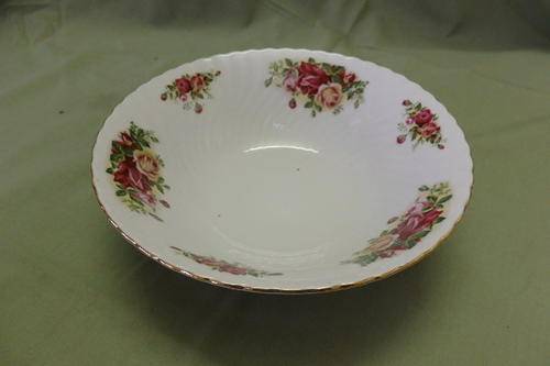 AN AWESOME ROYAL CHINA PORCELAIN ROUND SERVING BOWL IN THE GORGEOUS ENGLISH ROSE PATTERN