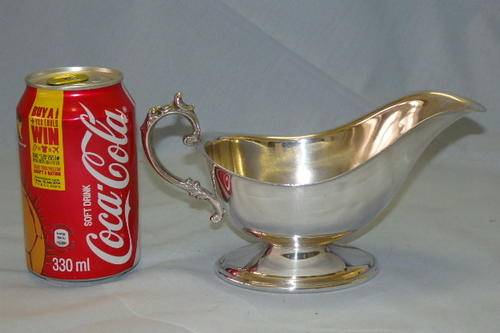 A FANTASTIC VINTAGE SILVER PLATED FOOTED GRAVY BOAT WITH AN AWESOME DETAILED HANDLE