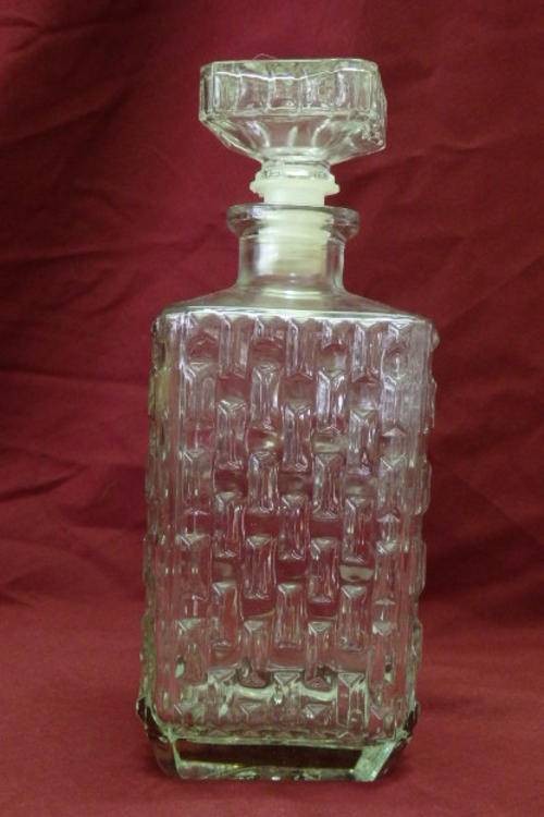AN AWESOME VINTAGE RETRO 750ml GLASS WHISKY DECANTER IN EXCELLENT CONDITION