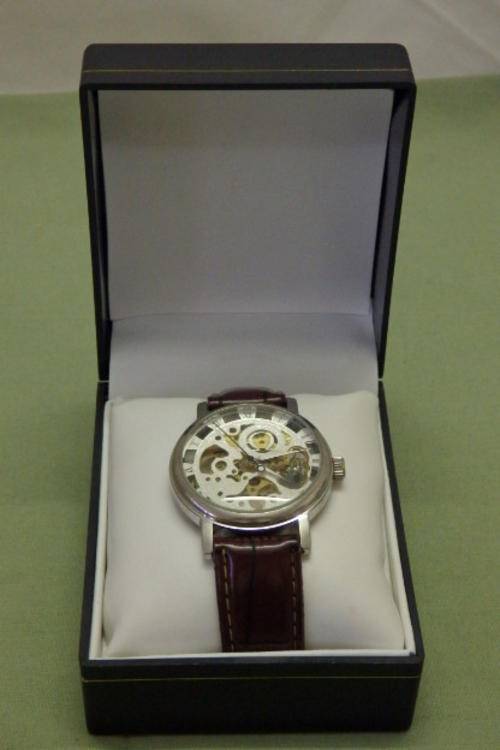 A STUNNING GENTS WRIST WATCH IN EXCELLENT WORKING CONDITION!! EXTREMELY CLASSY AND STYLISH!