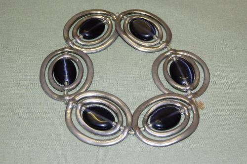 AN UNUSUAL "DESIGNER" SILVER METAL LADIES FASHION BRACELET WITH BLACK CENTRE STONES