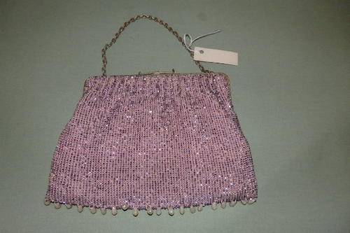 AN EXQUISITE ANTIQUE PINK GLASS BEADED VICTORIAN LADIES HANDBAG WITH TEAR-DROP PEARL BEADS
