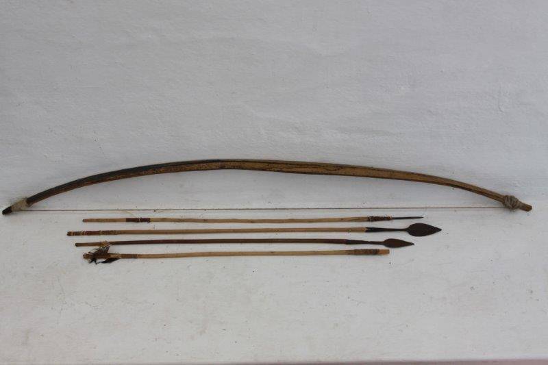 A STUNNING JOB LOT OF ANTIQUE TRADITIONAL AFRICAN WOOD BOW & A FEW ARROWS!!! ONE BID FOR EVERYTHING