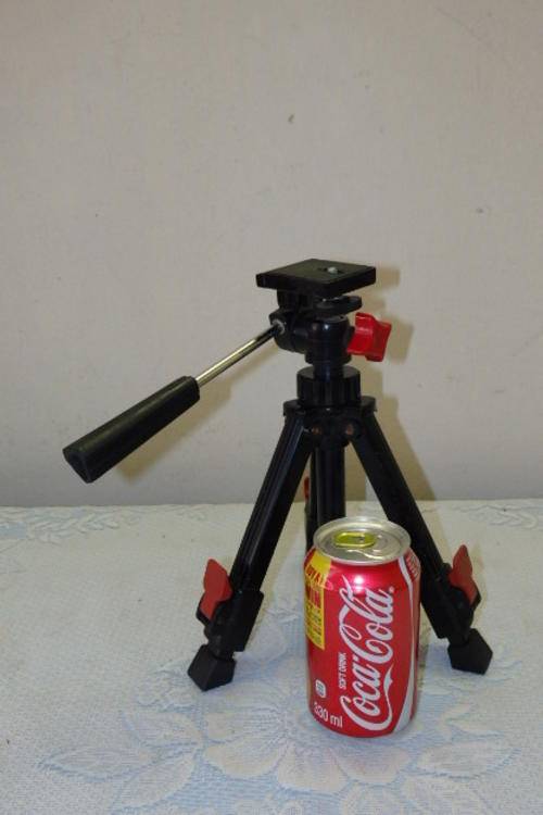 AN AWESOME BLACK AND RED COMPACT PORTABLE AND EXTENDABLE CAMERA STAND TRIPOD