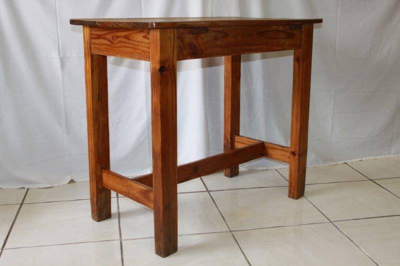 A BEAUTIFUL VINTAGE SOLID PINE OCCASIONAL SIDE / COFFEE TABLE IN EXCELLENT CONDITION FOR THE AGE!