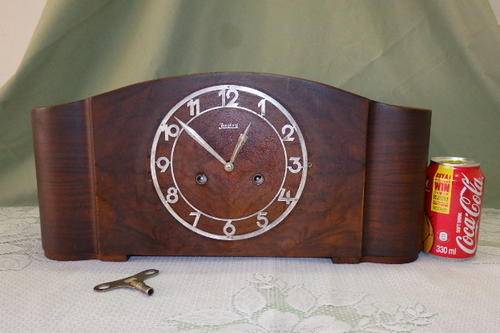 A FANTASTIC VINTAGE GERMAN MADE JUNGHANS CHIMING MANTLE CLOCK WITH ITS ORIGINAL WIND-UP KEY