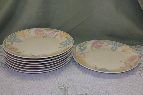 AN AWESOME SET OF EIGHT "CROWN DYNASTY" CHINA DINNER PLATES IN THE GORGEOUS "TULIPS" PATTERN