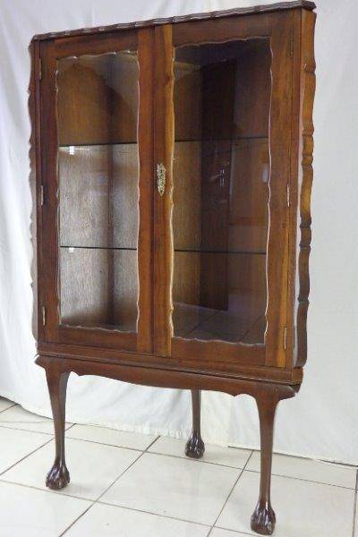 AN EXQUISITE TALL ANTIQUE "AUSTIN MASTERCRAFT" BALL & CLAW CORNER SHOWCASE WITH STUNNING DETAIL!!!