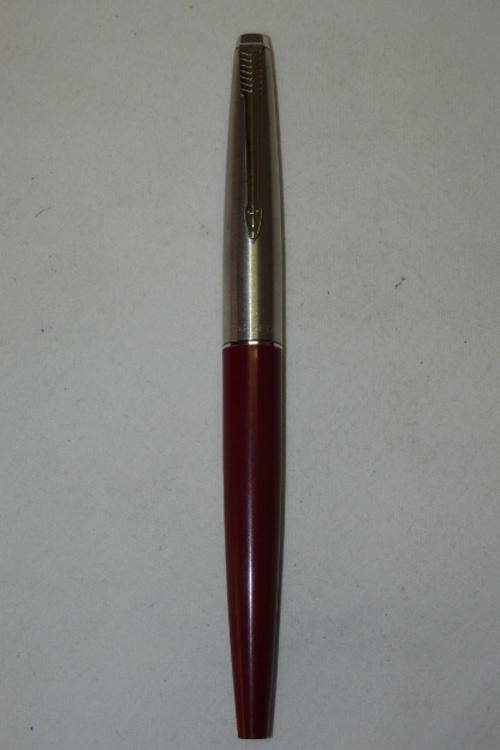 A FANTASTIC VINTAGE (c1960's) BURGUNDY PARKER 45 FOUNTAIN PEN WITH A STAINLESS STEEL CAP