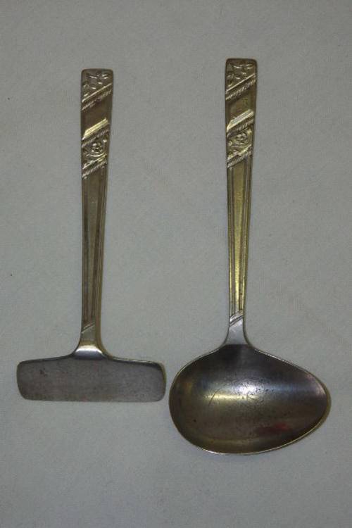 AN AWESOME VINTAGE VINERS LIMITED "SILVER ROSE" PATTERN SILVER PLATED "BABIES" FOOD PUSHER AND SPOON