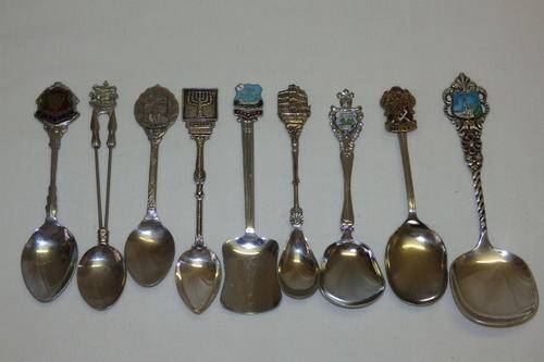 A WONDERFUL COLLECTION OF NINE ASSORTED COLLECTABLE TEASPOONS IN GOOD CONDITION bid/spoon