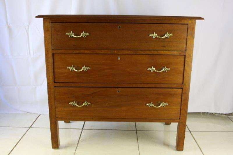 AN EXQUISITE TEAK VINTAGE CHEST OF DRAWERS w 3 LARGE DRAWS & BEAUTIFUL SIMPLE DETAIL!! AWESOME!!!