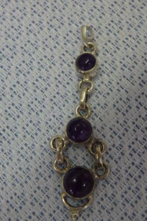 AN EXQUISITE STERLING SILVER (925) THREE STONE SMOKEY AMETHYST PENDANT