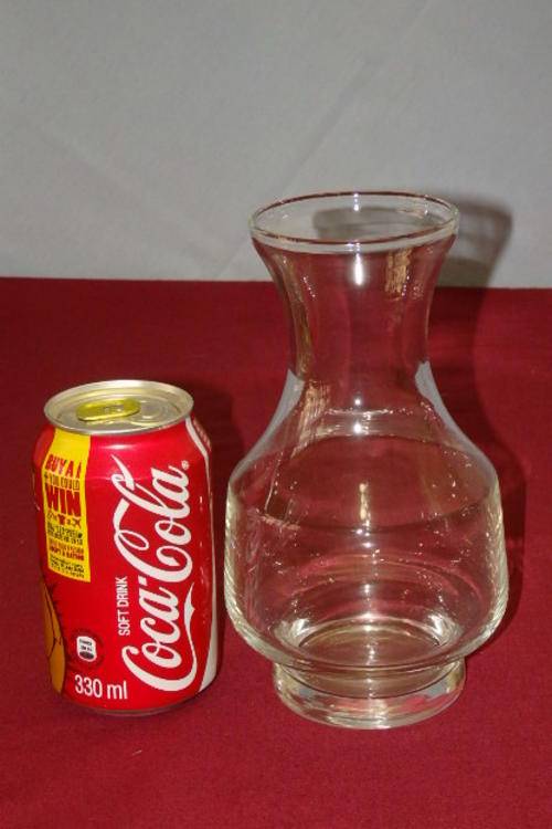 A STUNNING 500ml GLASS WINE CARAFE WITH AN UNCOMPLICATED DESIGN IN GREAT CONDITION