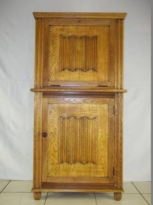 EXQUISITE OAK CORNER DRINKS CABINET WITH A FOLD DOWN DOOR & WINE RACK! GREAT CONDITION FOR THE AGE!