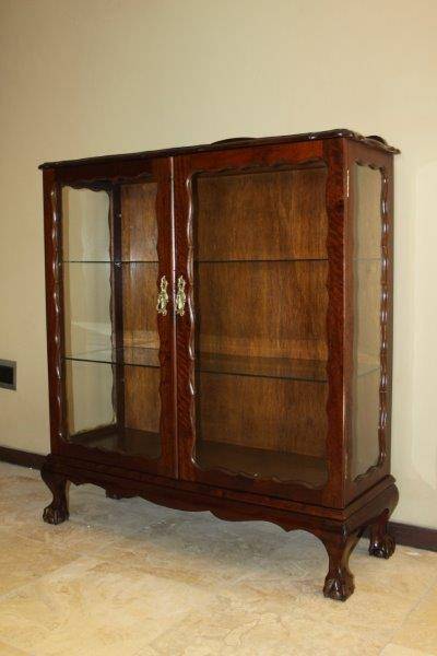 AN EXQUISITE ANTIQUE BALL & CLAW IMBUIA & GLASS SHOWCASE WITH FANTASTIC DETAILING!!!