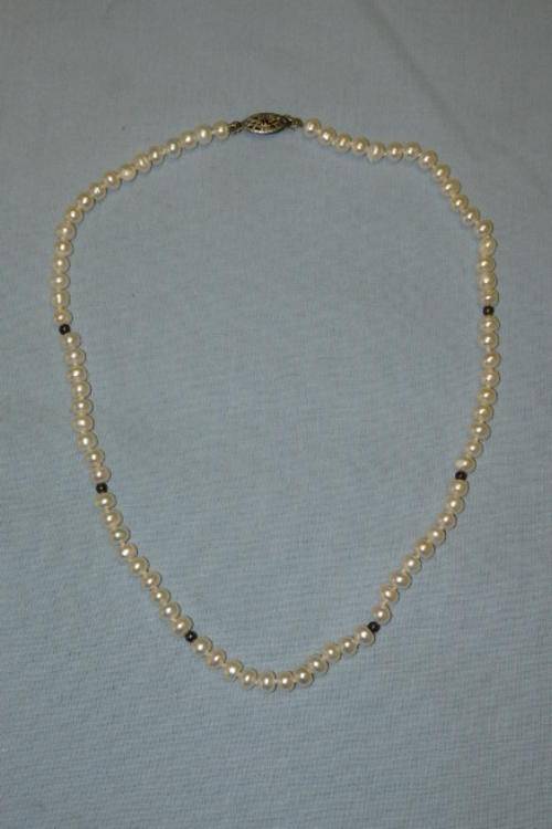 A BEAUTIFUL WHITE PEARL LADIES NECKLACE WITH A STERLING SILVER "VINTAGE" STYLE SAFETY CLASP