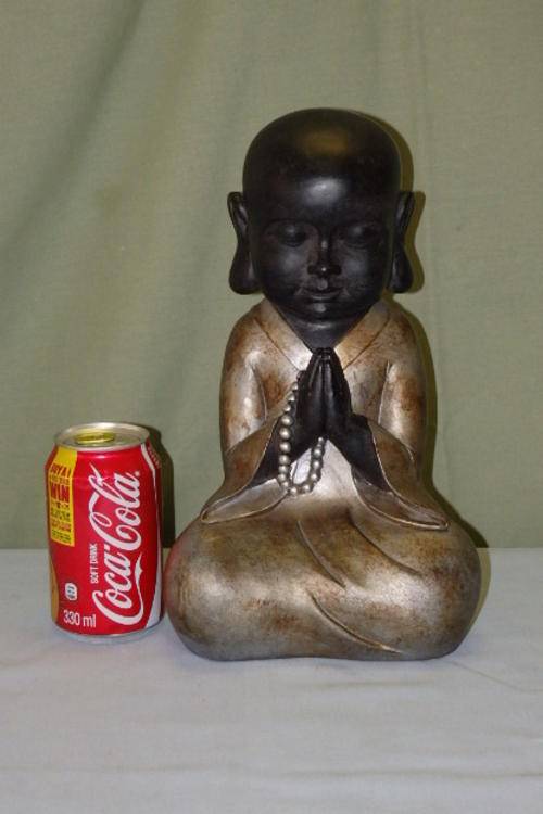 A GORGEOUS HAND PAINTED CERAMIC PRAYING BUDDHA WITH PRAYER BEADS IN AWESOME CONDITION